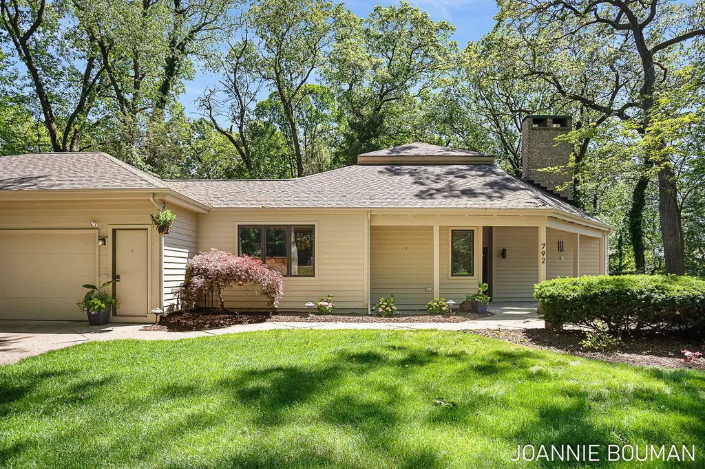 792 Pine Bay Avenue Park Township MI 49424