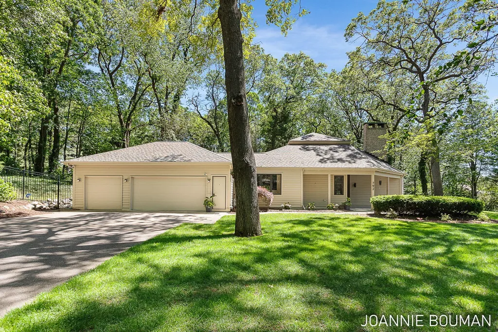 792 Pine Bay Avenue Park Township MI 49424