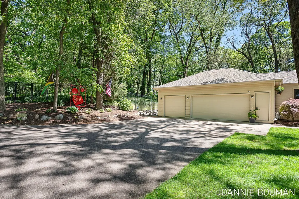 792 Pine Bay Avenue Park Township MI 49424
