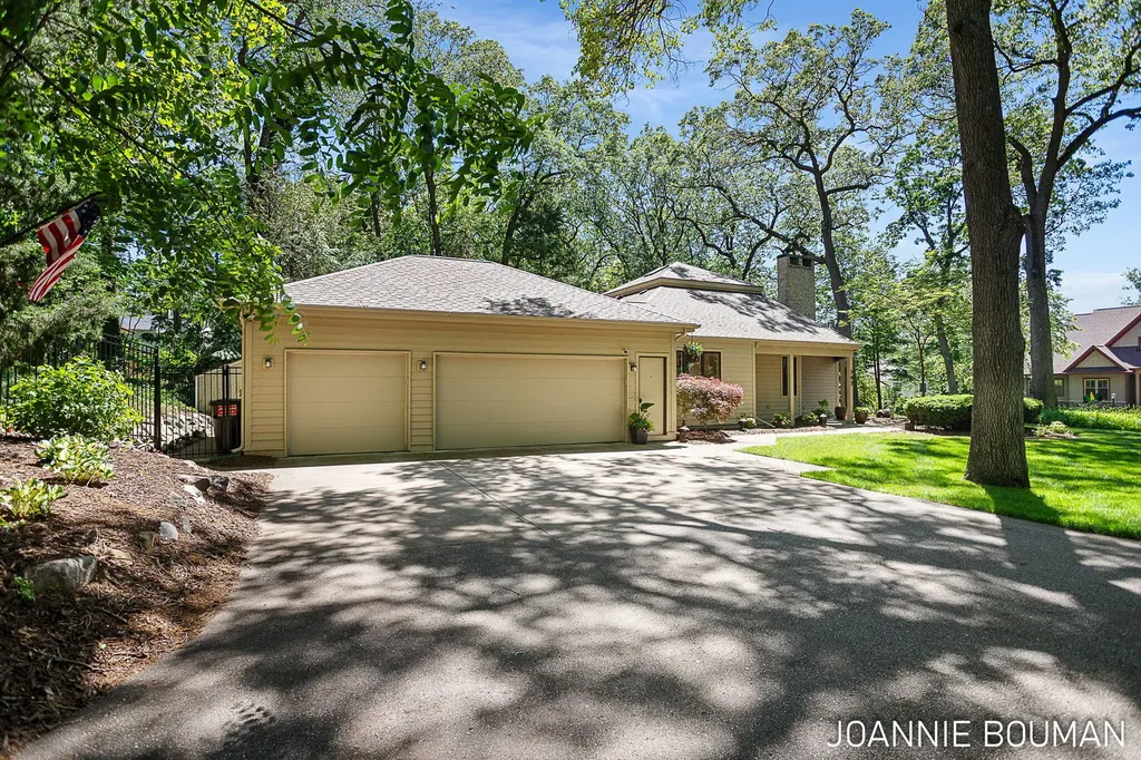 792 Pine Bay Avenue Park Township MI 49424