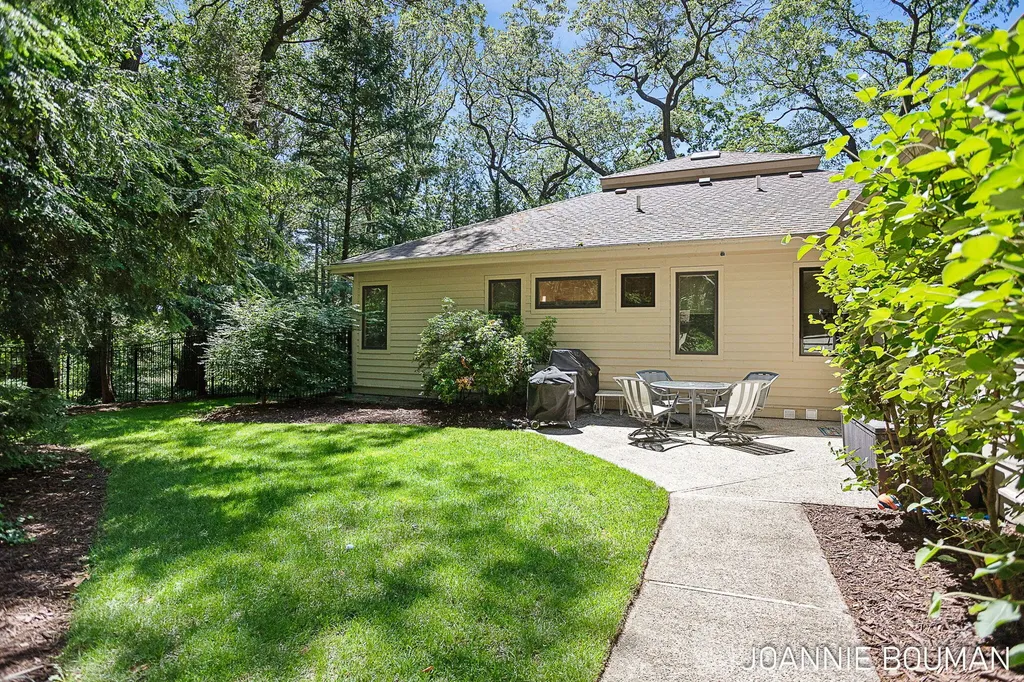792 Pine Bay Avenue Park Township MI 49424