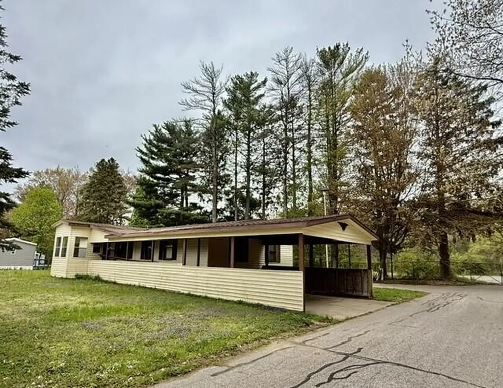 19 Elm Court Muskegon Charter Township MI 49445