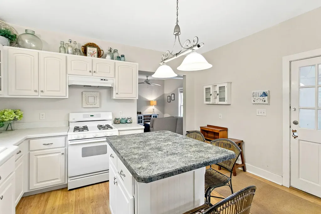 862 Saint Joseph Street South Haven City MI 49090