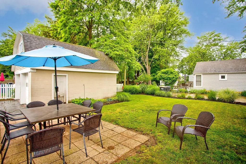 862 Saint Joseph Street South Haven City MI 49090