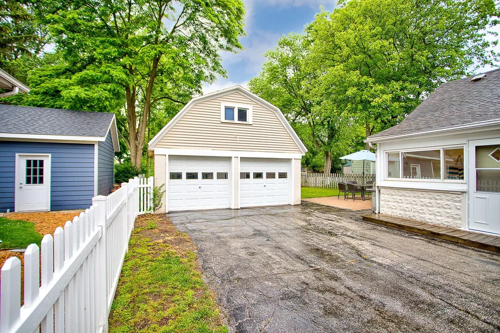 862 Saint Joseph Street South Haven City MI 49090
