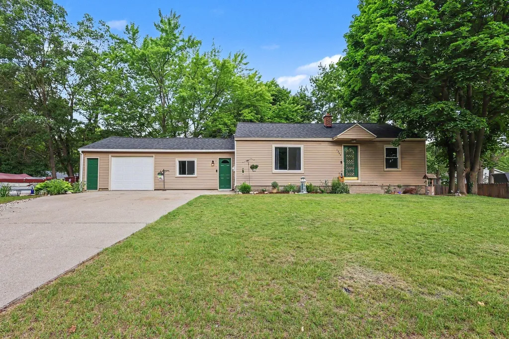 1363 S Quarterline Road Muskegon Charter Township MI 49442