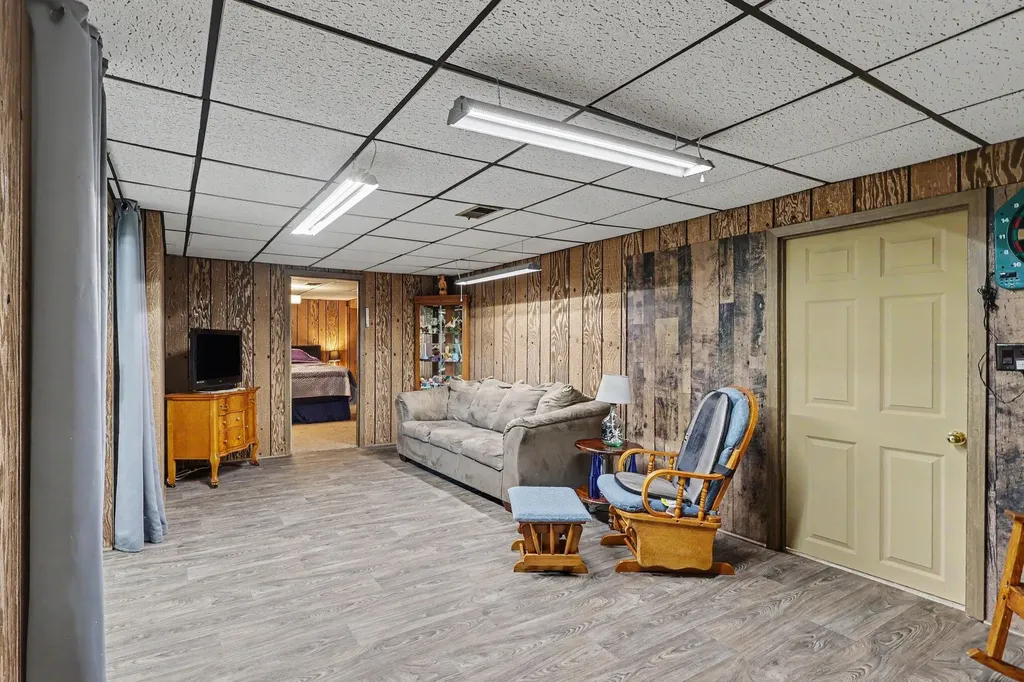 1363 S Quarterline Road Muskegon Charter Township MI 49442