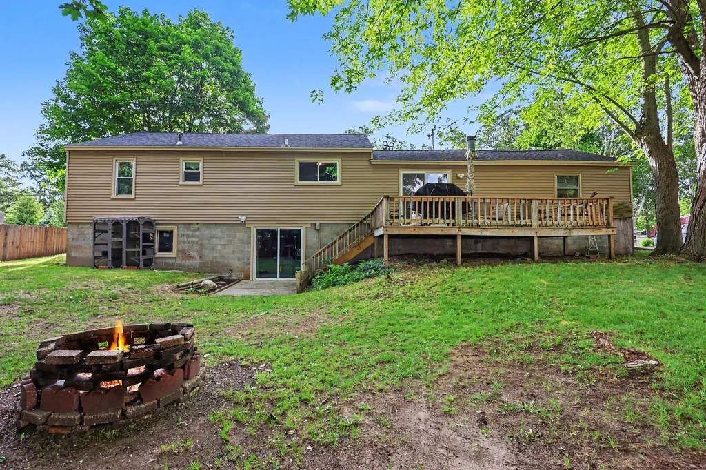 1363 S Quarterline Road Muskegon Charter Township MI 49442