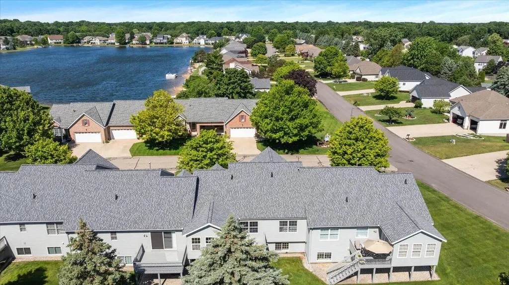 2960 Bentbrooke Drive Holland Charter Township MI 49424