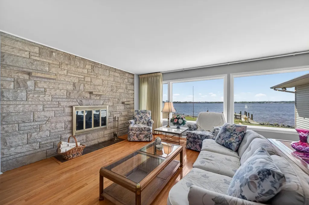 909 Tostenabe North Muskegon City MI 49445