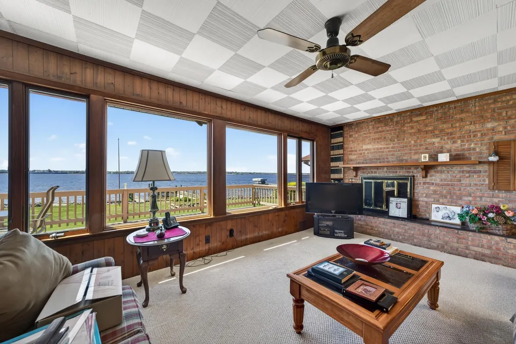 909 Tostenabe North Muskegon City MI 49445