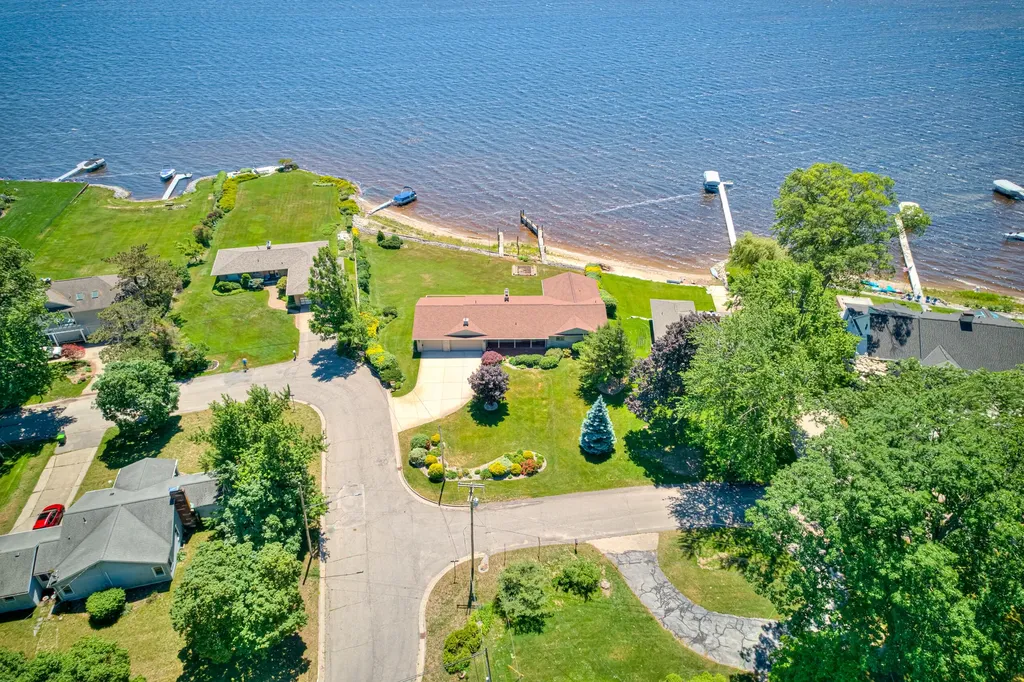 909 Tostenabe North Muskegon City MI 49445