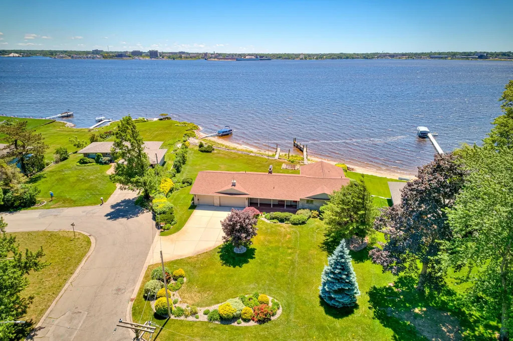 909 Tostenabe North Muskegon City MI 49445