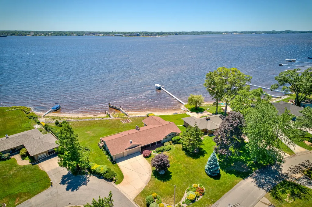 909 Tostenabe North Muskegon City MI 49445