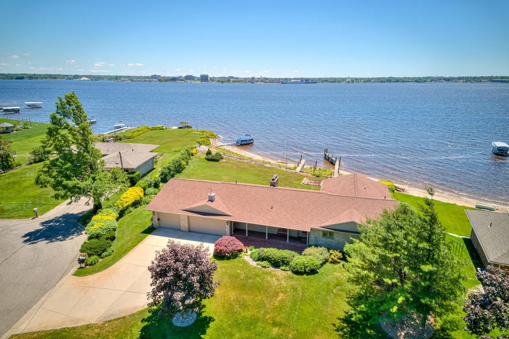 909 Tostenabe North Muskegon City MI 49445