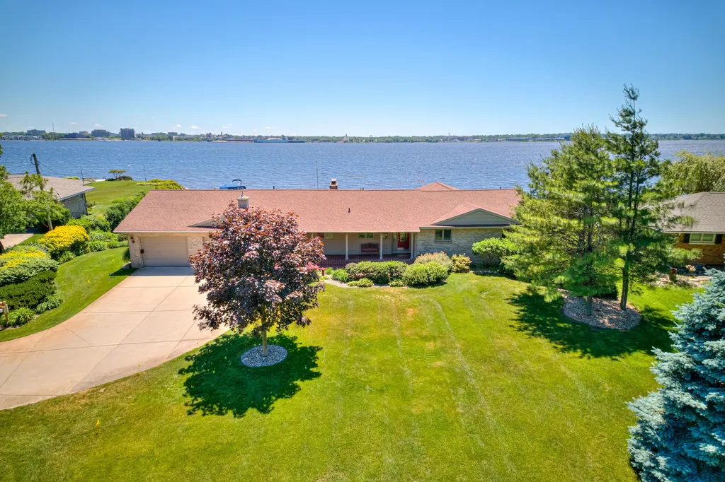 909 Tostenabe North Muskegon City MI 49445