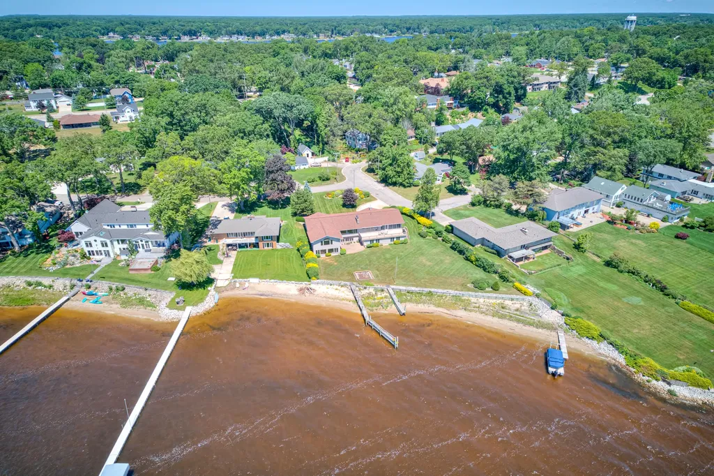 909 Tostenabe North Muskegon City MI 49445