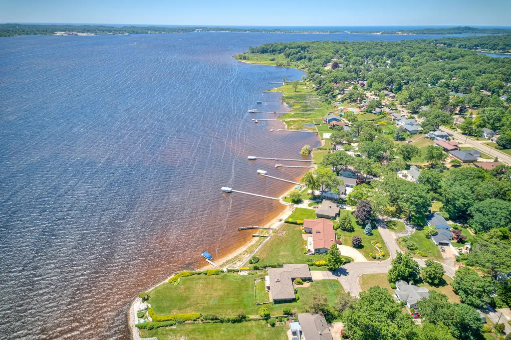 909 Tostenabe North Muskegon City MI 49445