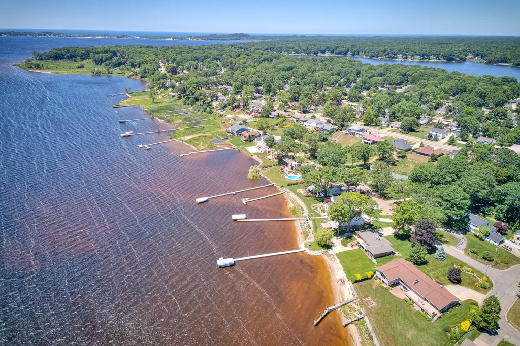 909 Tostenabe North Muskegon City MI 49445