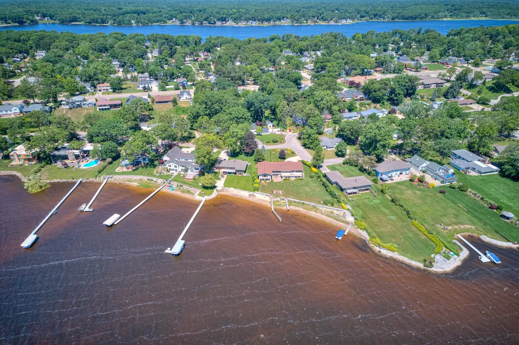 909 Tostenabe North Muskegon City MI 49445