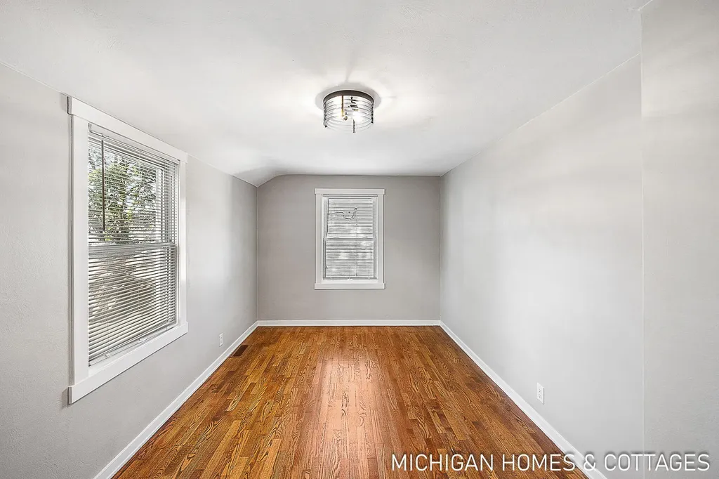 52 W 27th Street Holland City MI 49423
