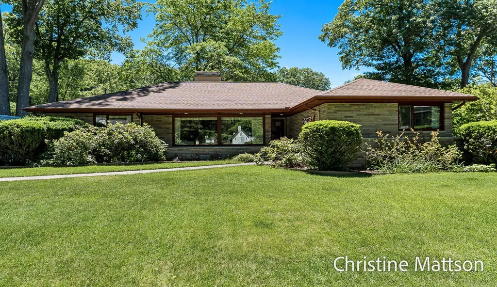 1913 Crestwood Lane Norton Shores City MI 49441