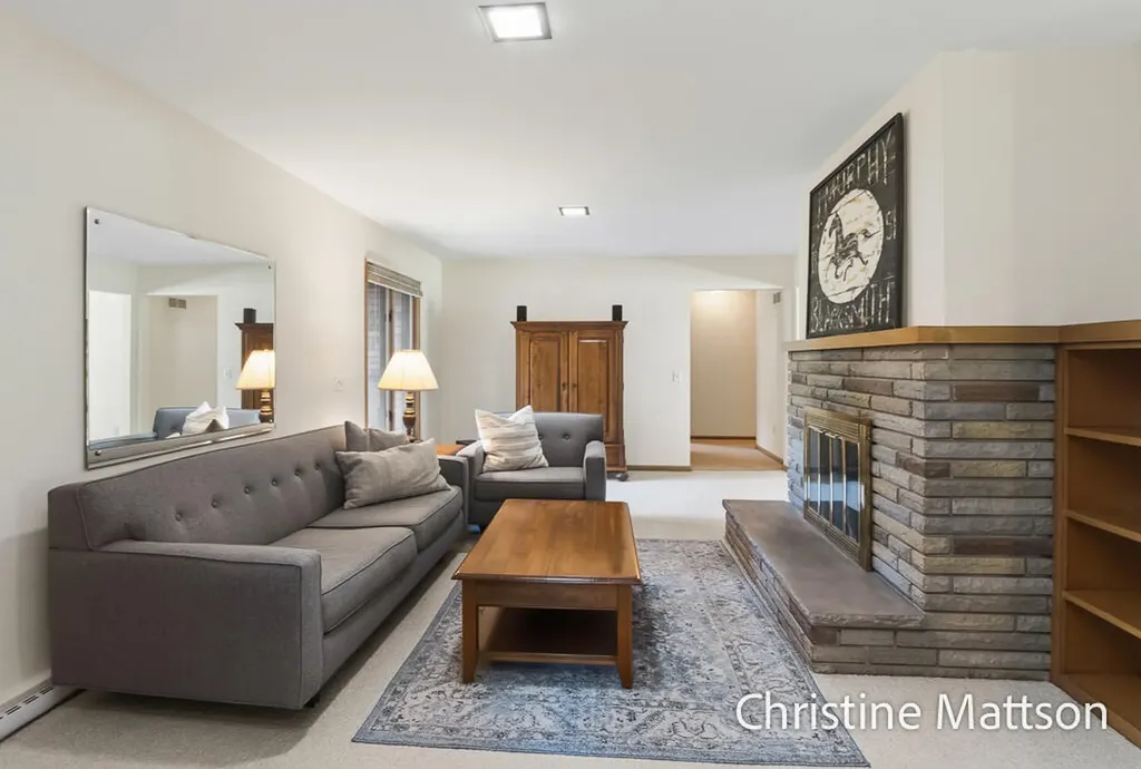 1913 Crestwood Lane Norton Shores City MI 49441