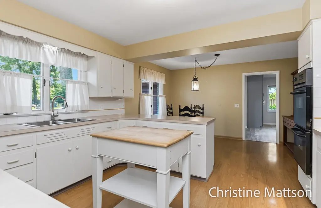 1913 Crestwood Lane Norton Shores City MI 49441