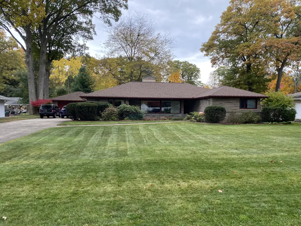 1913 Crestwood Lane Norton Shores City MI 49441