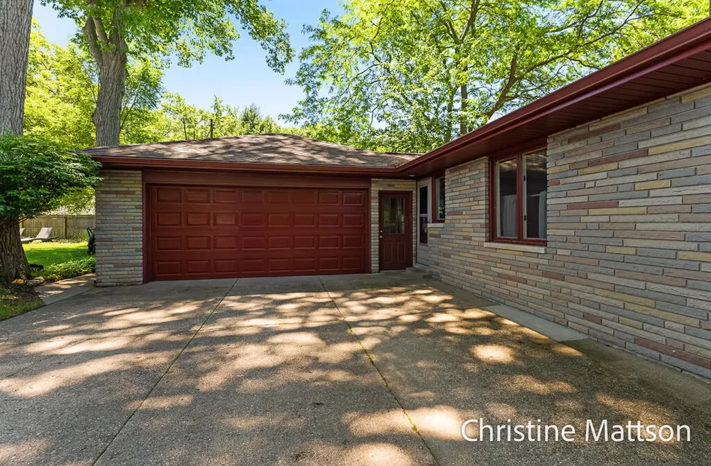 1913 Crestwood Lane Norton Shores City MI 49441