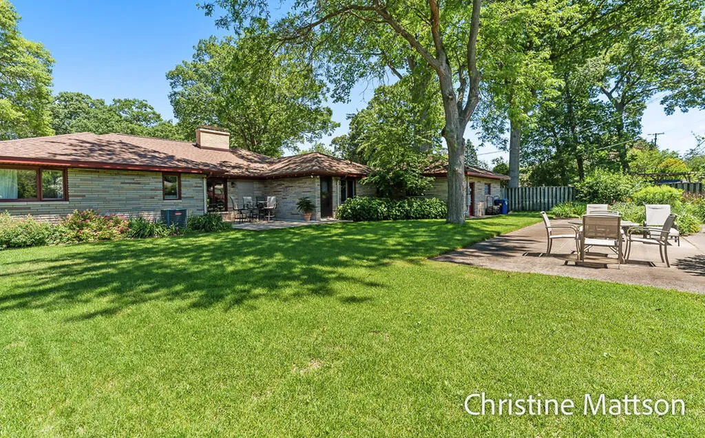 1913 Crestwood Lane Norton Shores City MI 49441