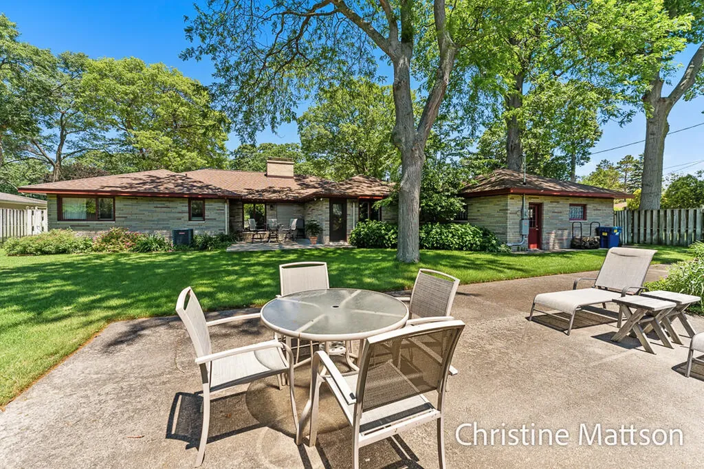 1913 Crestwood Lane Norton Shores City MI 49441