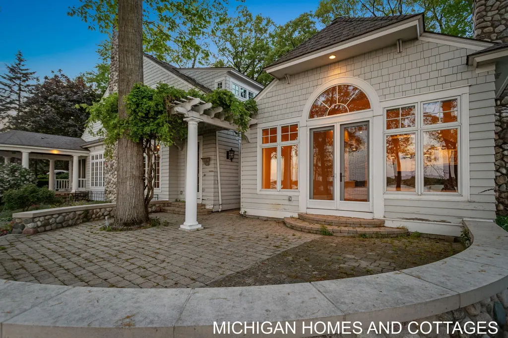 714 N Shore Drive Park Township MI 49424