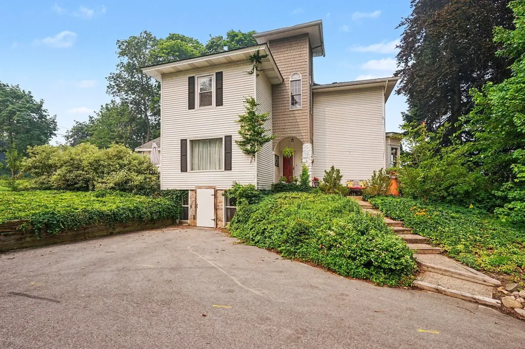 312 E 16th Street Holland City MI 49423