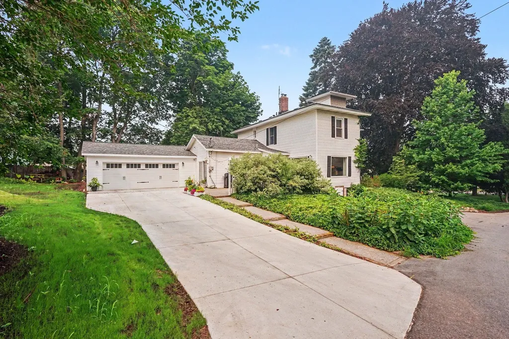 312 E 16th Street Holland City MI 49423