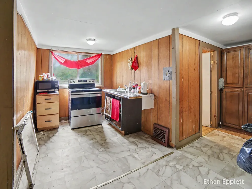 447 W Southern Avenue Muskegon City MI 49441