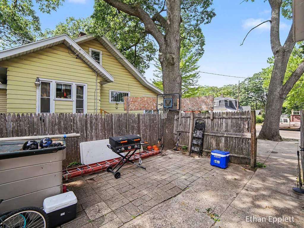 447 W Southern Avenue Muskegon City MI 49441