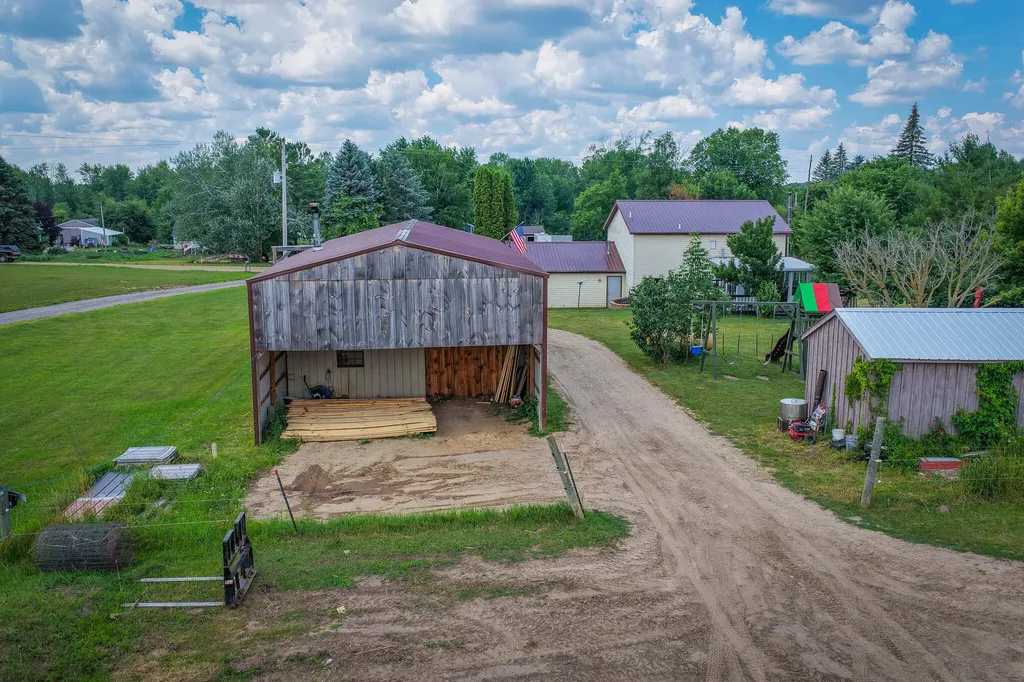 8565 S Cornwell Avenue Clare City MI 48617