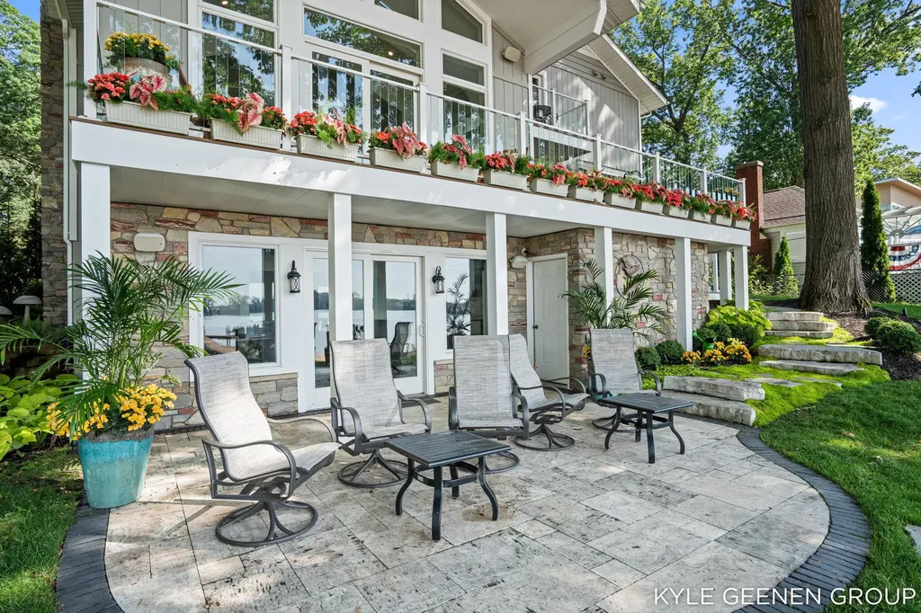 620 Lawn Avenue Holland Charter Township MI 49424