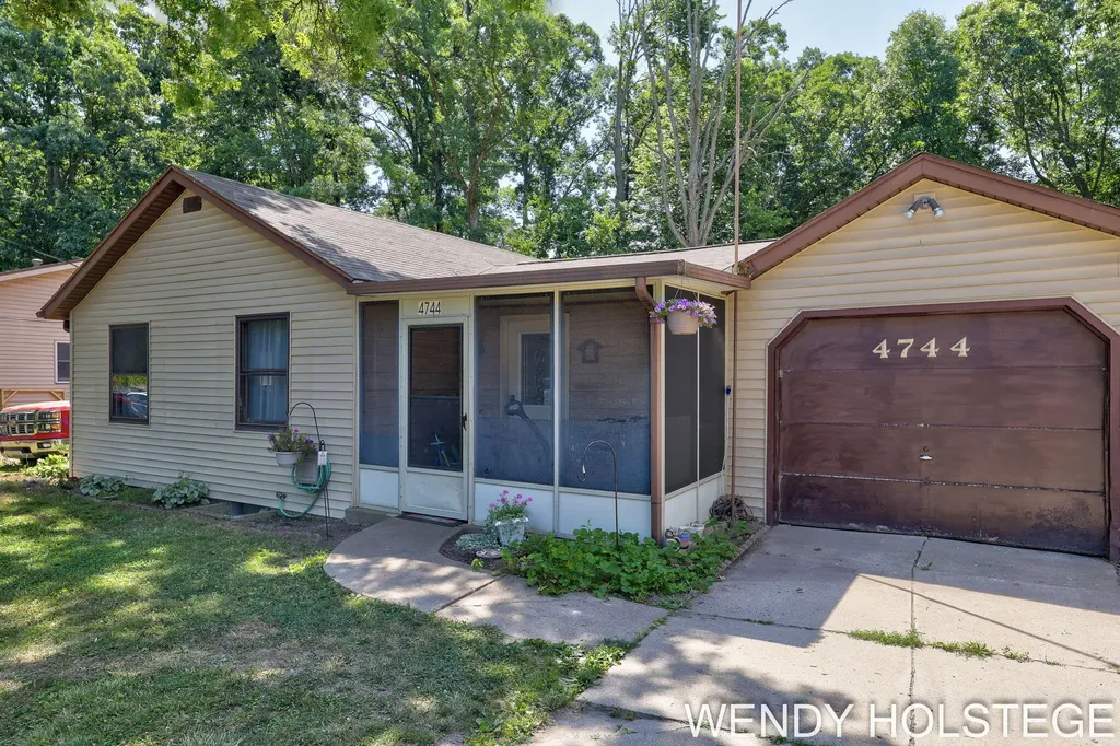 4744 Burton Street SE Kentwood City MI 49546