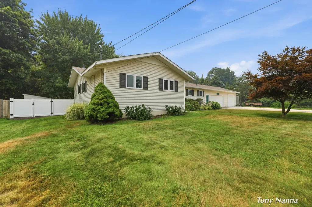 2467 Briar Avenue Fruitport Charter Township MI 49444