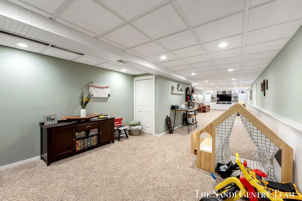 15055 Oakland Street Spring Lake Township MI 49456