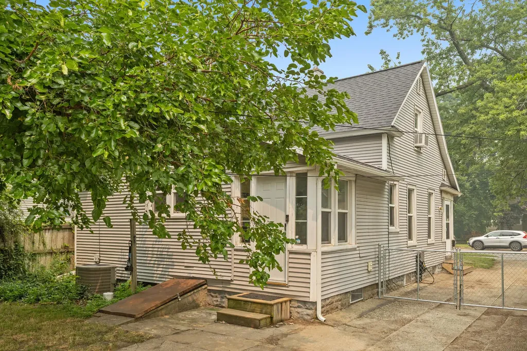 354 W 17th Street Holland City MI 49423