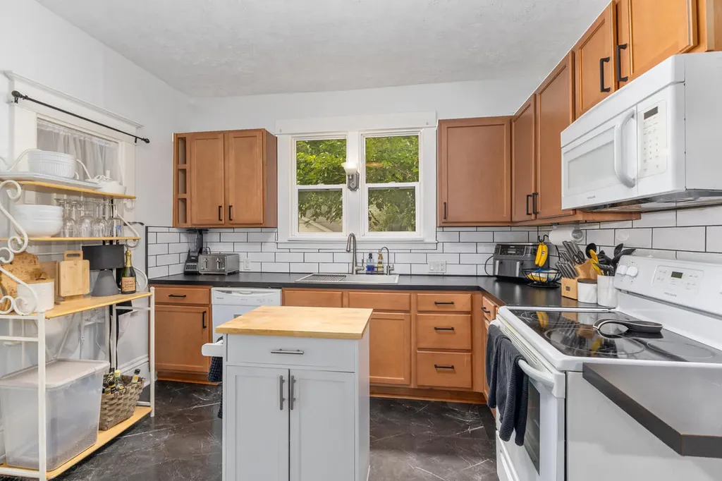 354 W 17th Street Holland City MI 49423