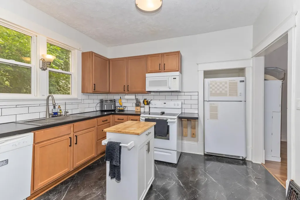 354 W 17th Street Holland City MI 49423