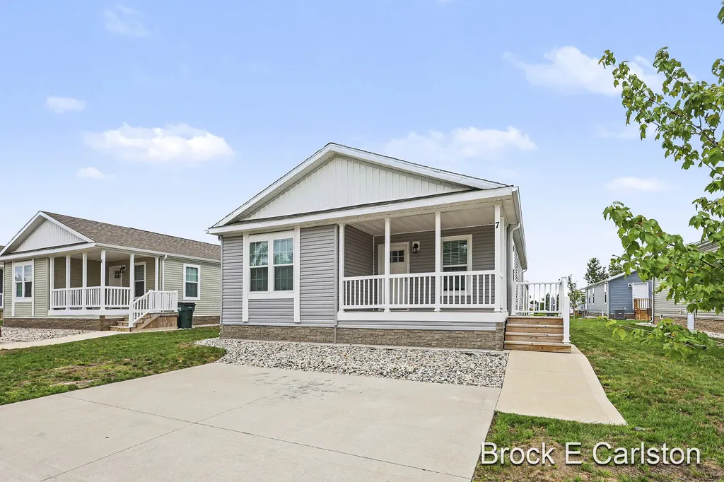 1283 E Ellis Road Norton Shores City MI 49441