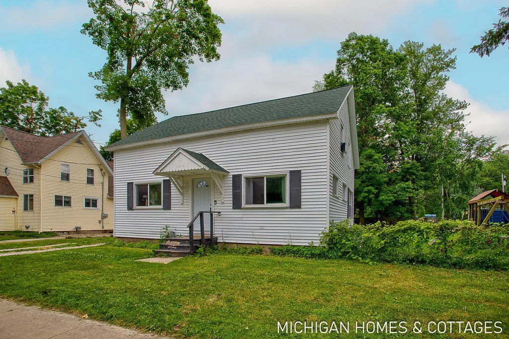 752 Jordan Lake Avenue Lake Odessa Village MI 48849