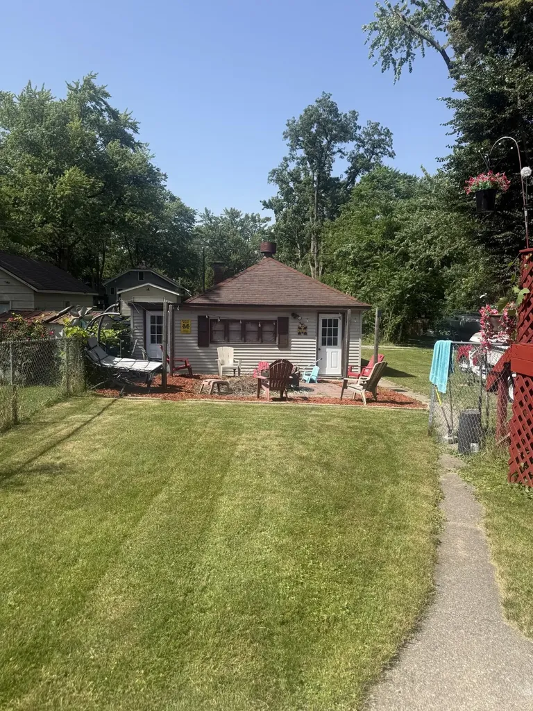 1074 W Grand Avenue Muskegon City MI 49441