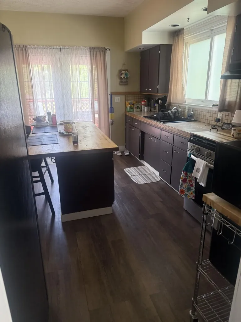 1074 W Grand Avenue Muskegon City MI 49441