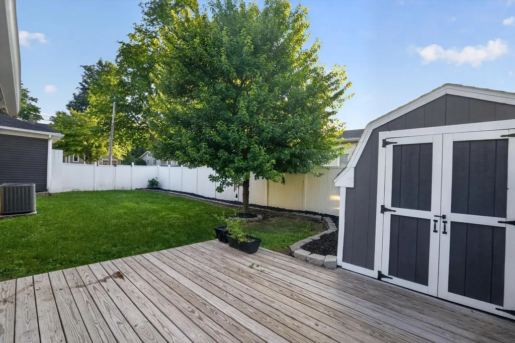 125 E Lincoln Grand Ledge City MI 48837